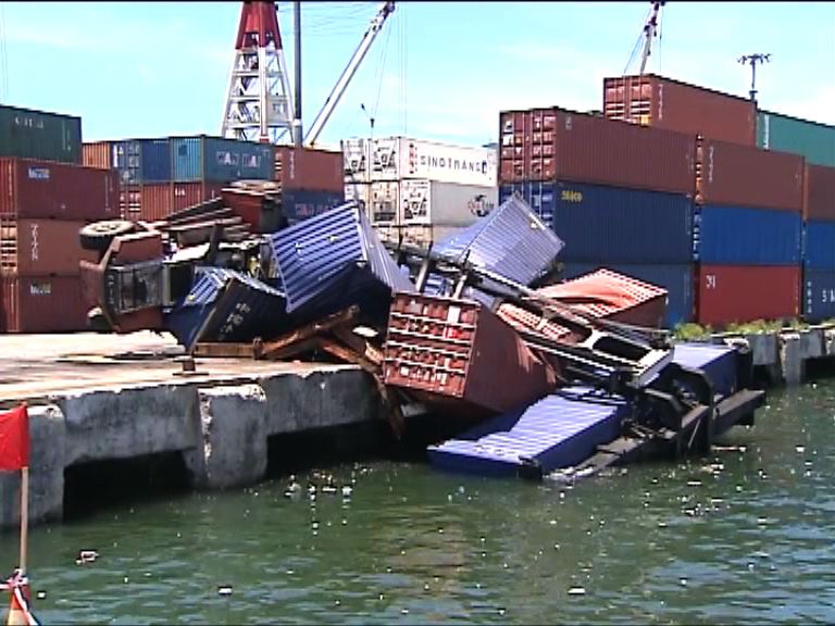 長沙灣有四貨櫃箱倒塌無人傷