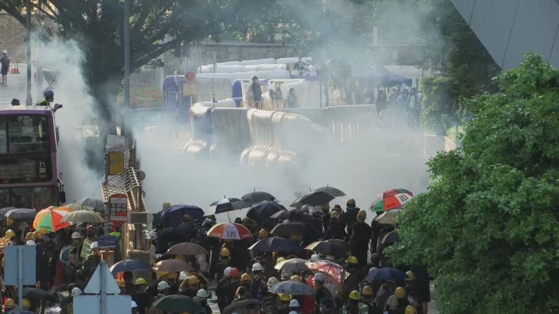 示威者佔據金鐘夏慤道　警方施放催淚彈