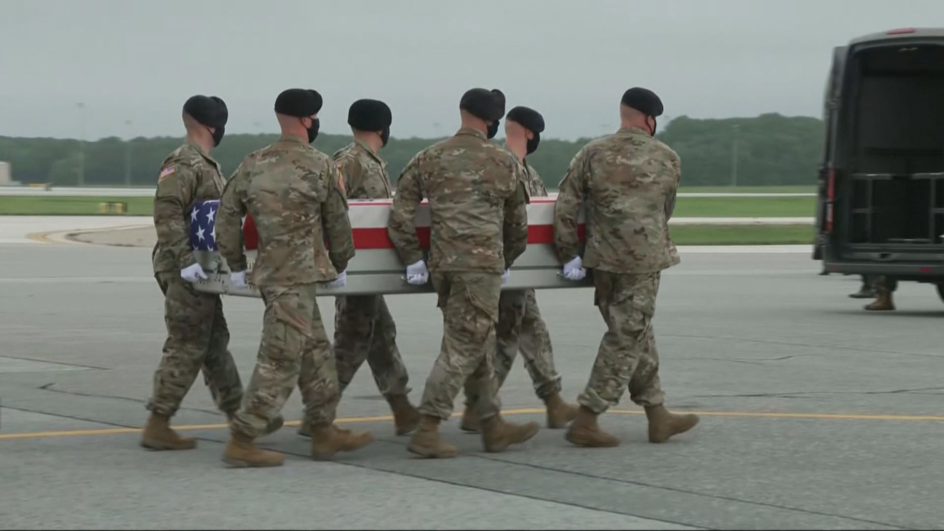 阿富汗殉職美軍士兵遺體返國　拜登出席迎接儀式