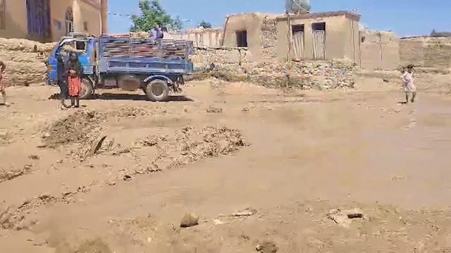 阿富汗北部洪災逾300死 組織稱逾30萬兒童處境嚴峻