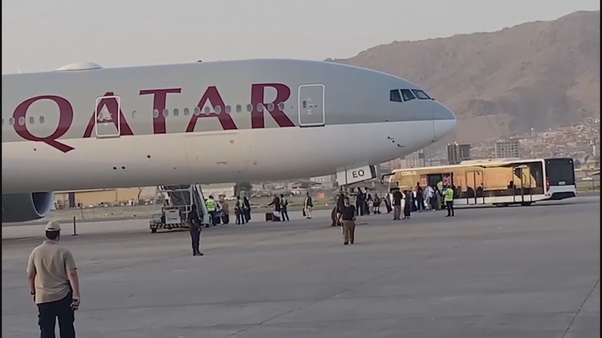 約二百人乘坐商業航班離開喀布爾