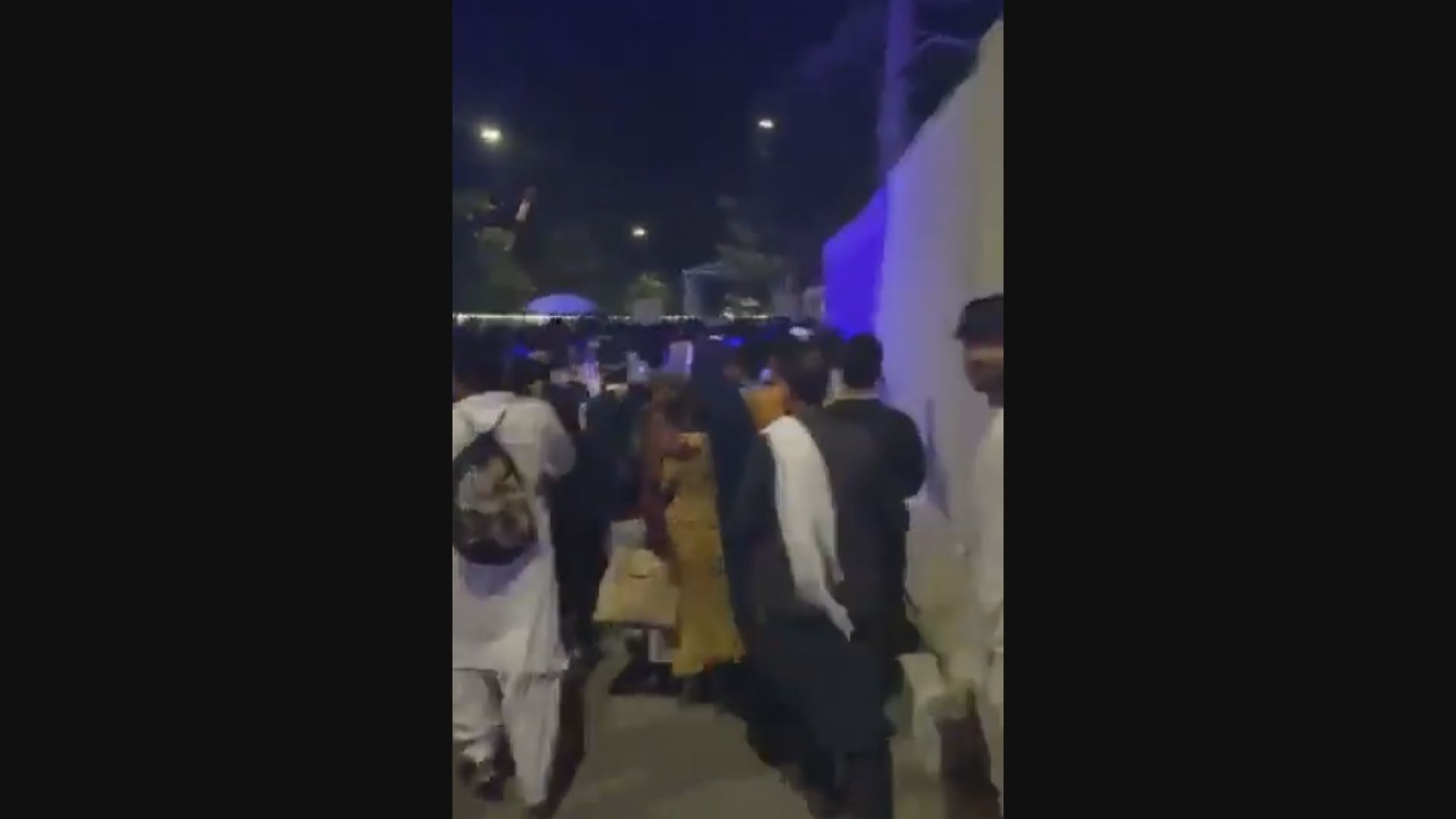 阿富汗大批民眾湧往喀布爾機場　情況混亂