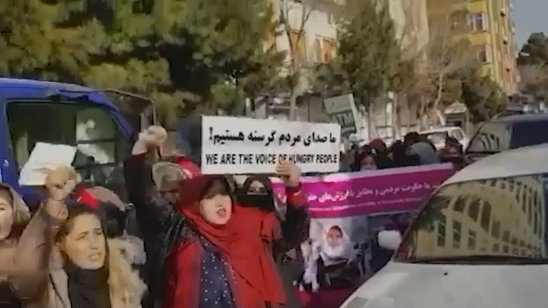 阿富汗塔利班武裝分子向天開槍驅散女性示威