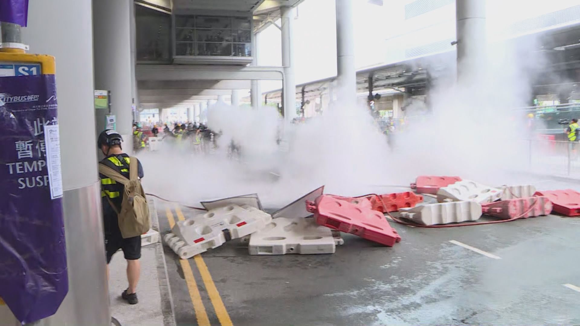 示威者機場大樓外聚集　不滿警方濫用暴力