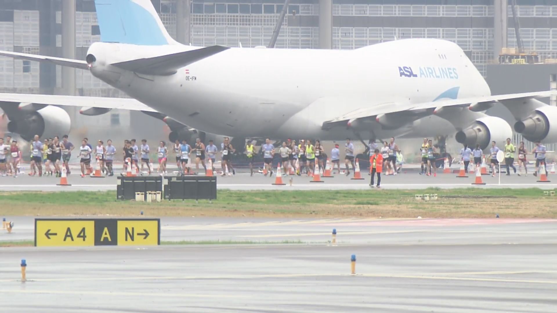 機場三跑10公里國際賽　參賽者指賽事期間旁邊有飛機感覺新鮮