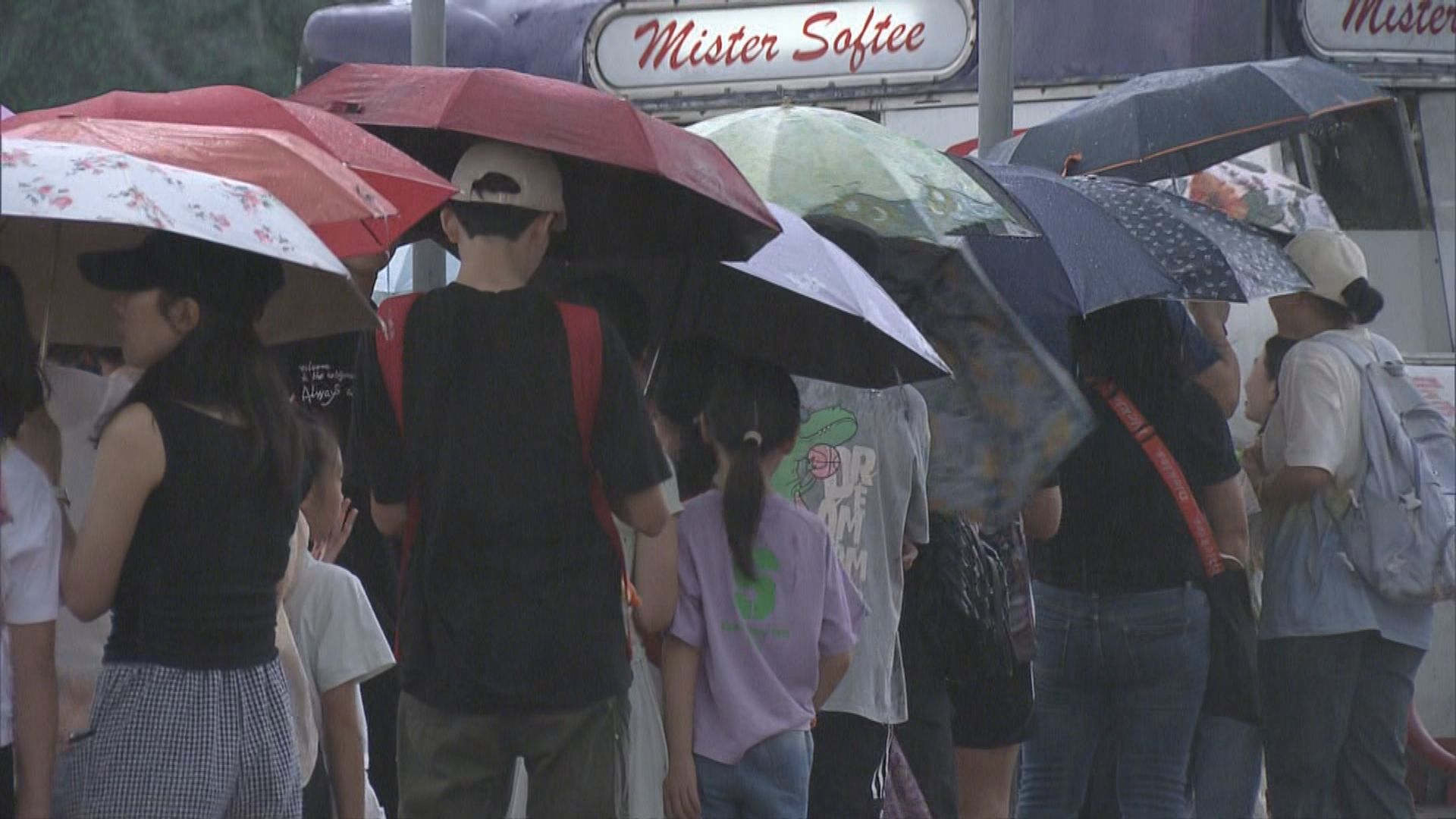 黃色暴雨警告信號生效　中環上空不時有閃電