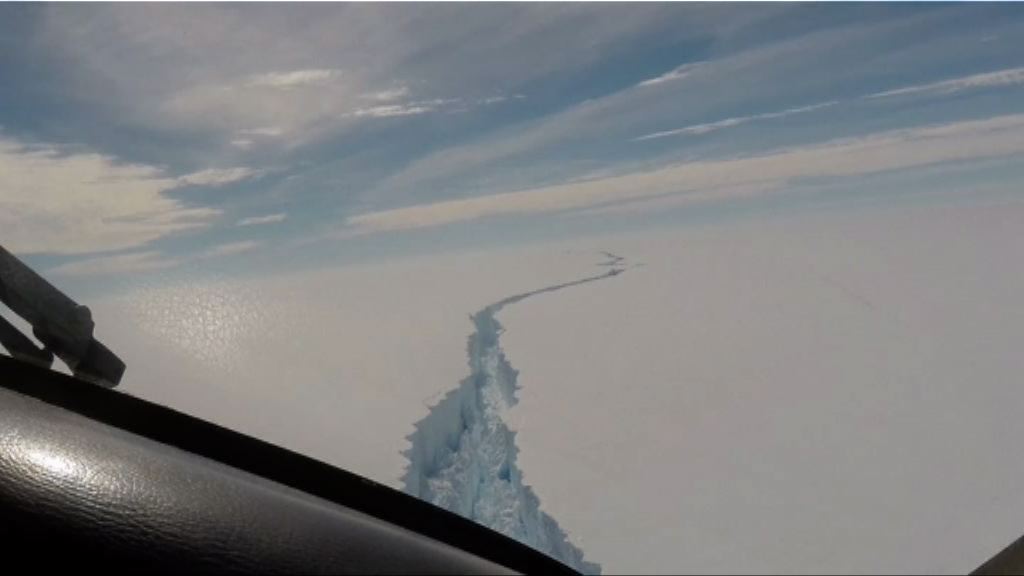 南極冰架斷裂形成巨型冰山