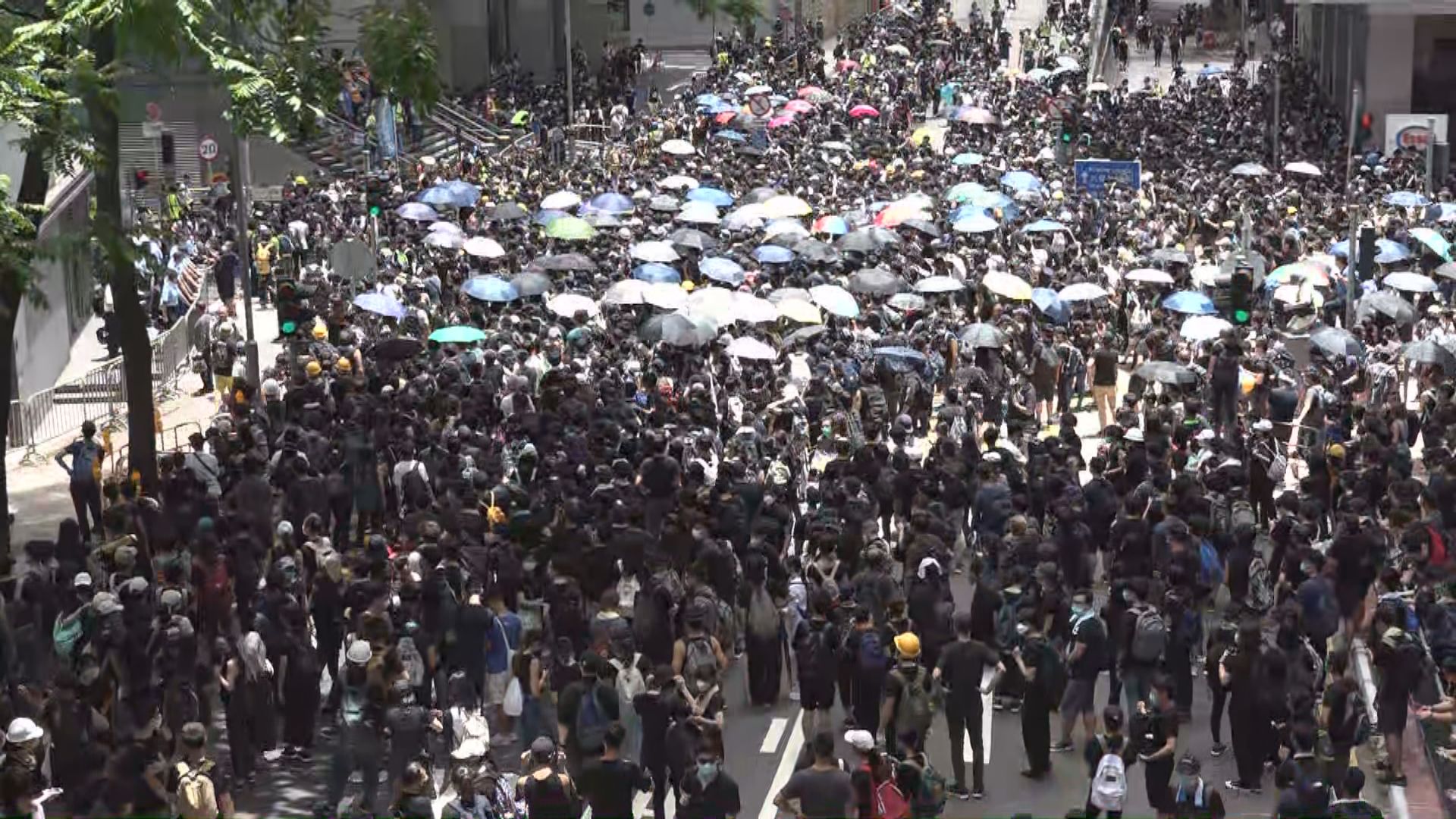 大批示威者改為包圍警察總部抗議