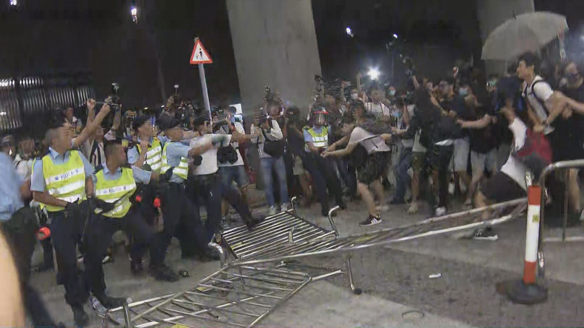 示威者立法會示威區與警方爆發衝突