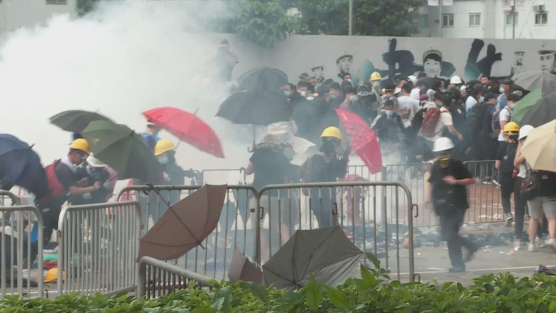 示威者衝擊警防線　警多次放催淚彈多人傷