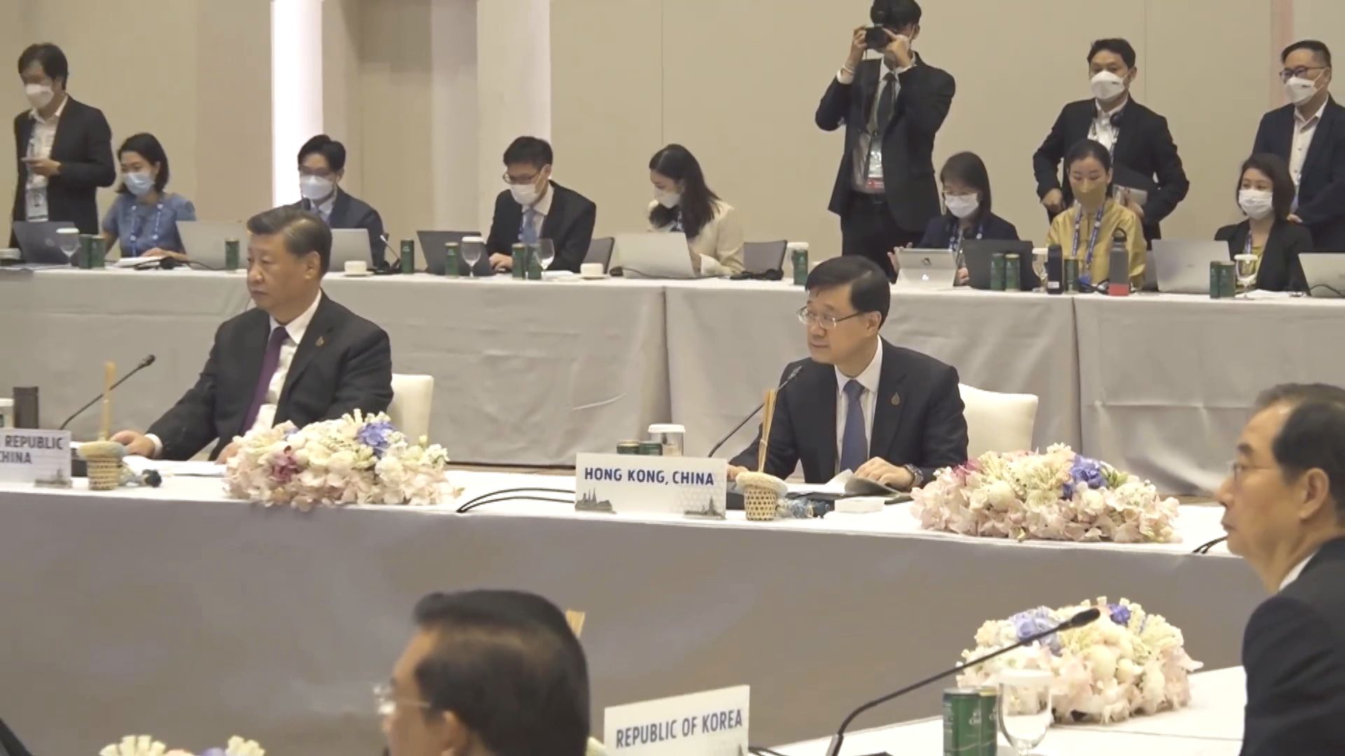 李家超APEC會議獲安排坐習近平身旁　曾與王毅短暫交談
