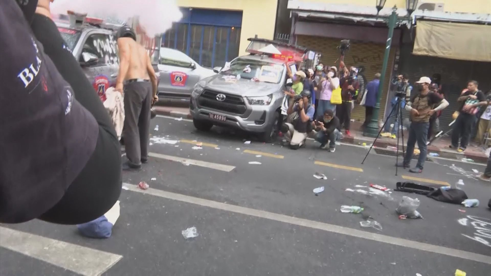 泰國警方發射橡膠子彈驅散向峰會請願示威者