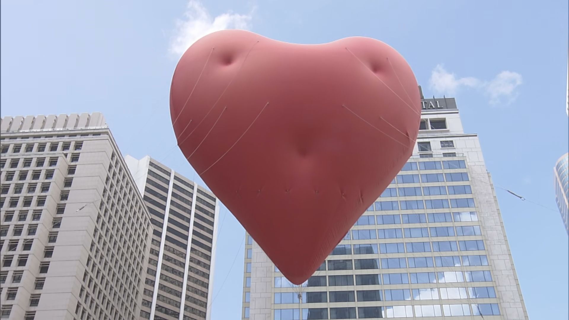 【原片】巨型紅心Chubby Hearts在中環重新展出