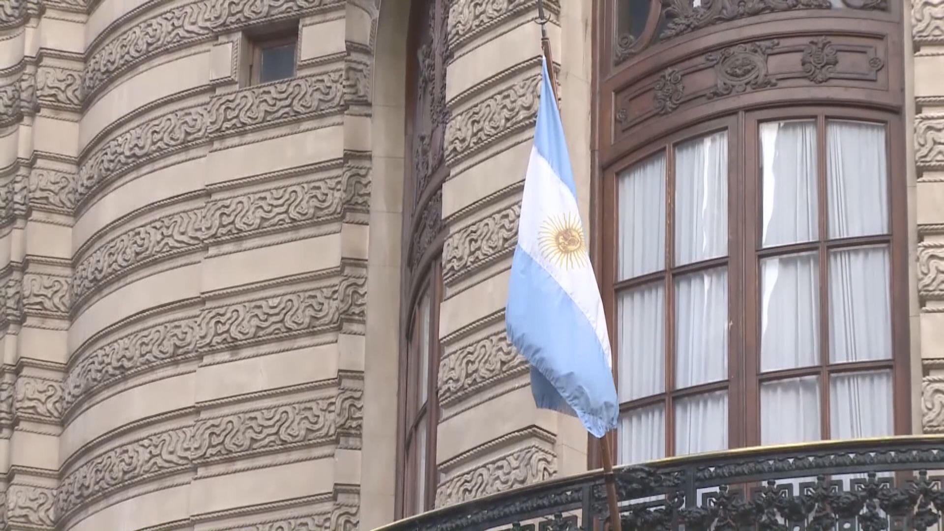 阿根廷將官方披索匯率一次性貶值54%