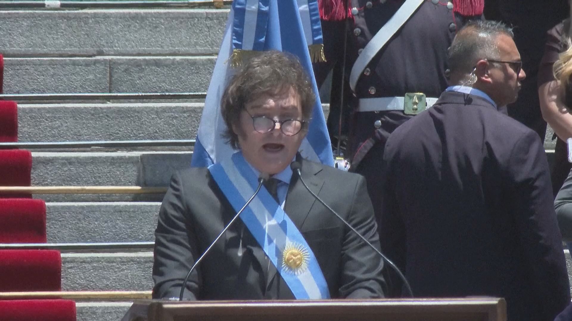 米萊宣誓就任阿根廷總統 稱將大幅削減開支