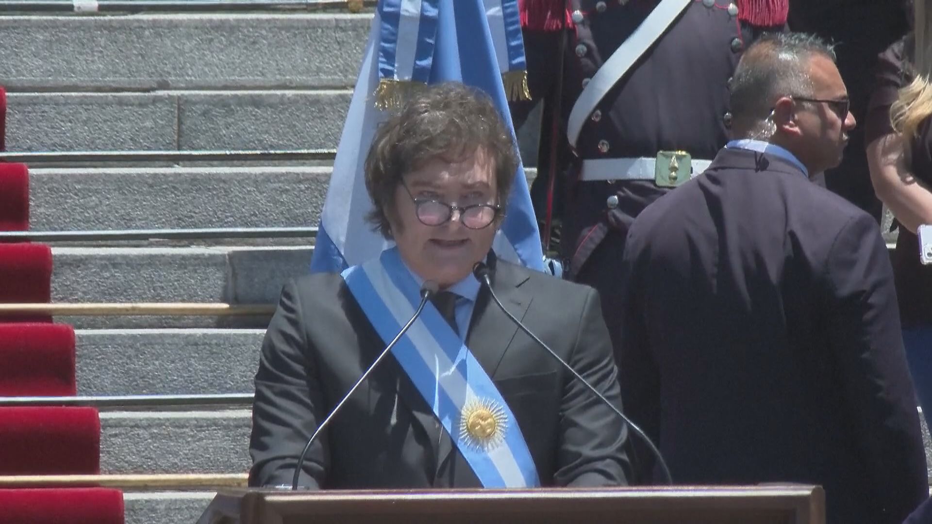 米萊宣誓就任阿根廷總統 稱將大幅削減開支