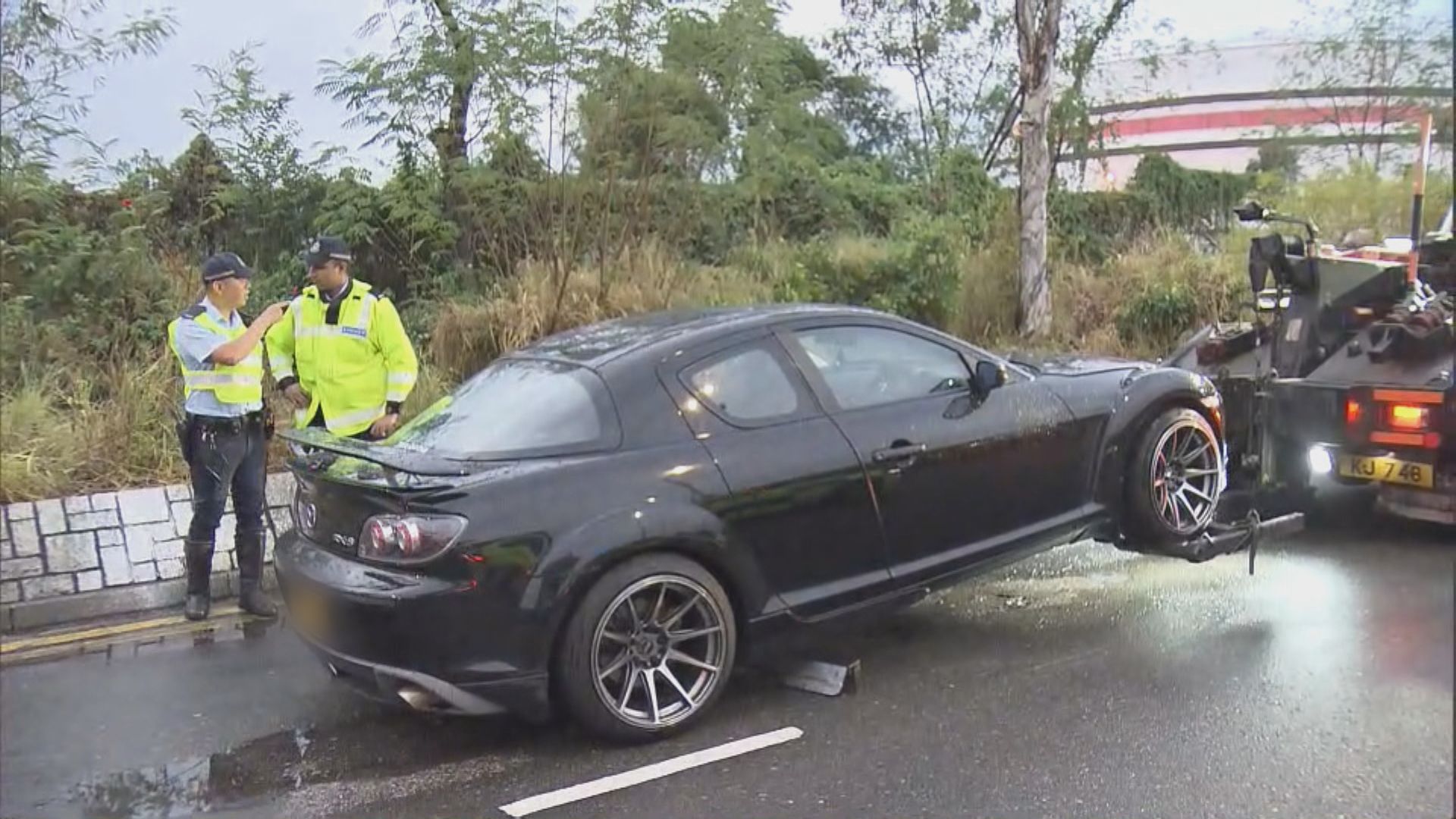 青衣私家車危駕飄移　警拘一漢扣五車