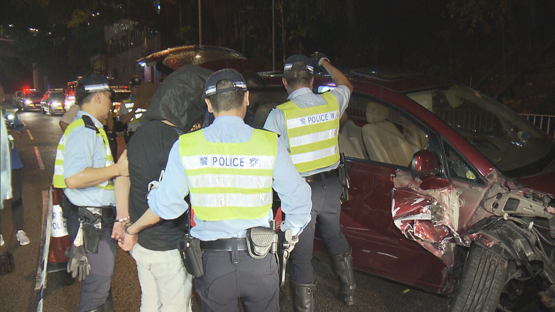 私家車避警車追截失控撞欄司機被捕