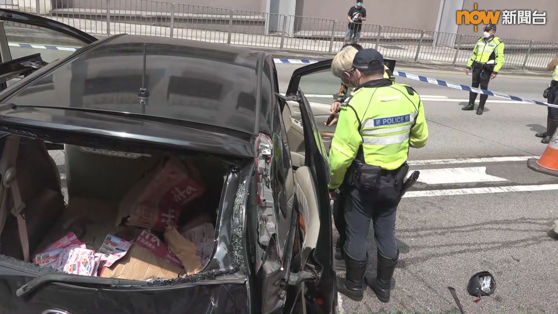 葵涌七人車逃避警方追截撞的士後翻側五人被捕