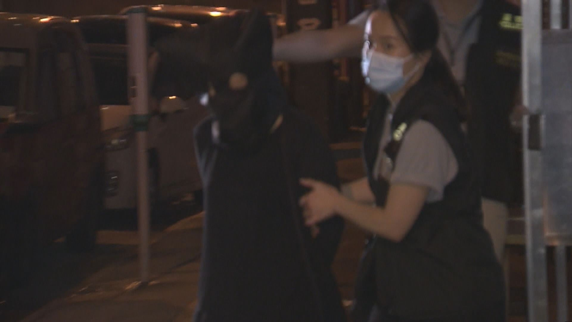 警方九龍城拘兩男女檢改裝氣槍及武器