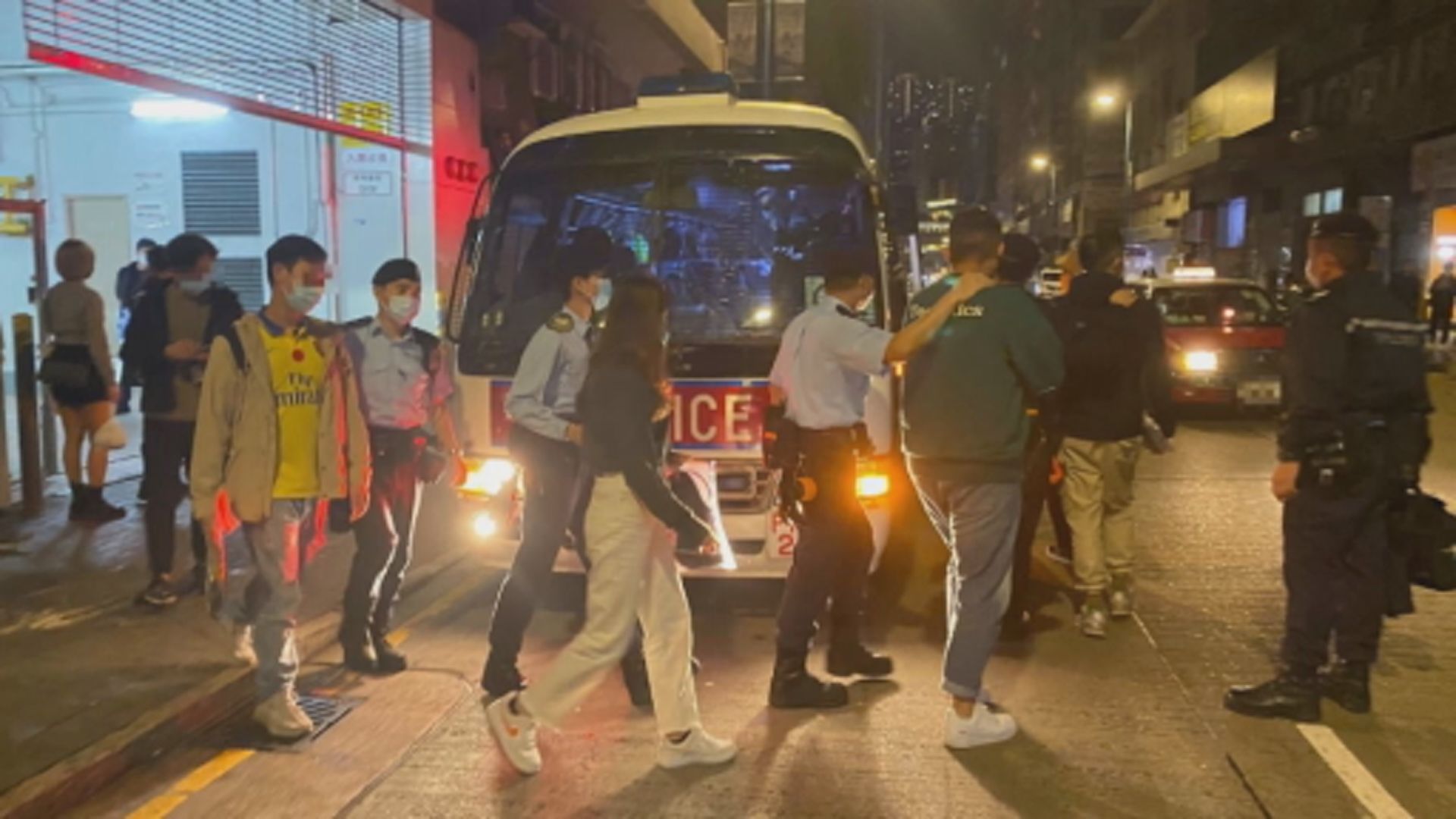 警方平安夜巡查東九龍娛樂場所　票控過百人違反防疫條例