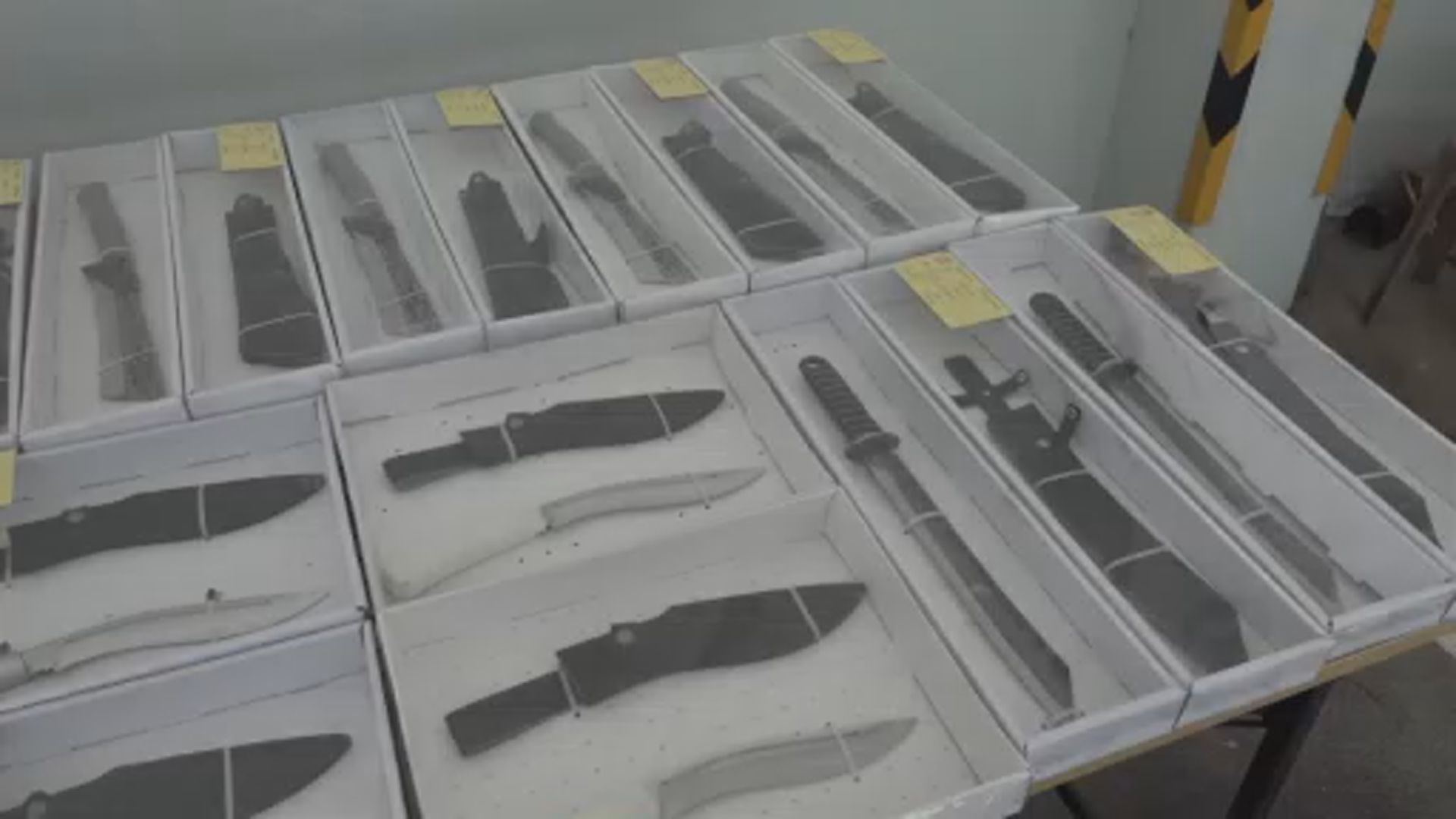警方九龍灣拘捕三名男子　檢獲一批武器