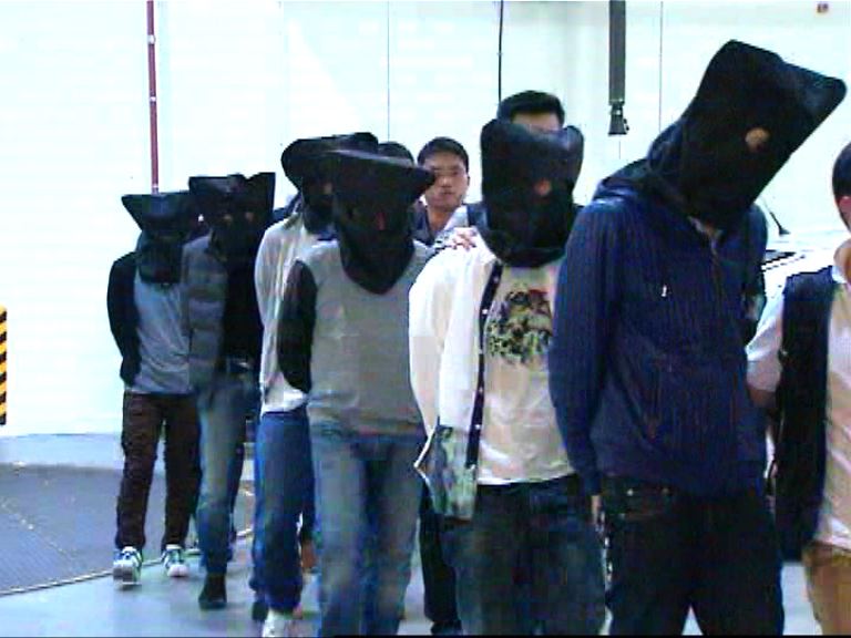 警方長沙灣拘九人檢武器毒品