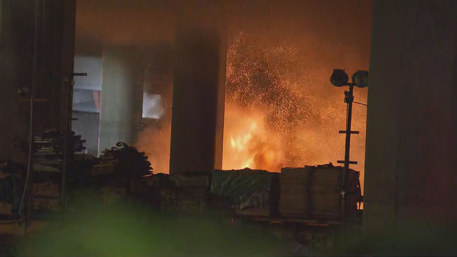 警拘一男涉報復前僱主葵涌縱火焚毀十多輛貨車