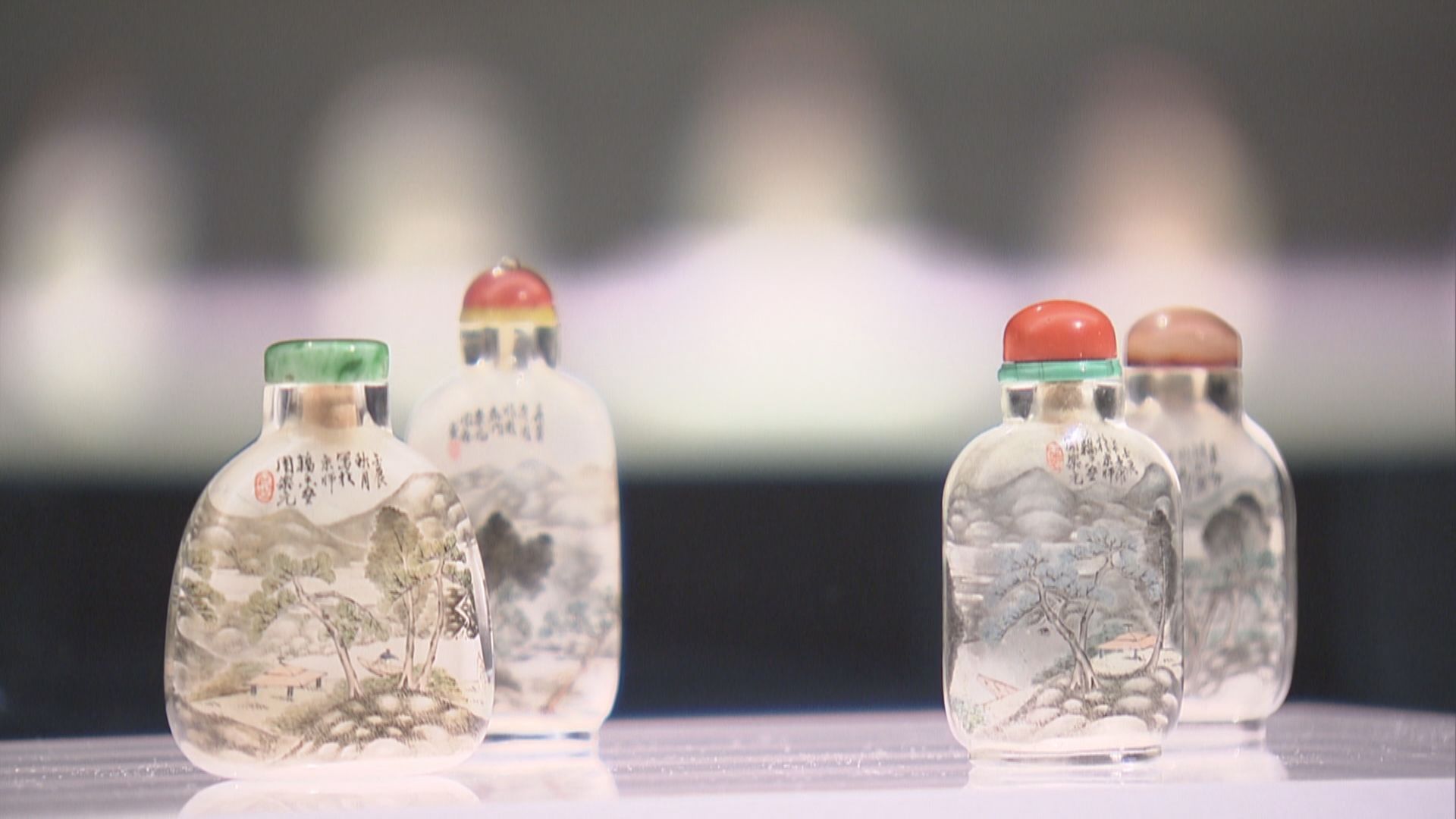 香港藝術館展出近5百組鼻煙壺 策展人指工藝精細、策展難度高