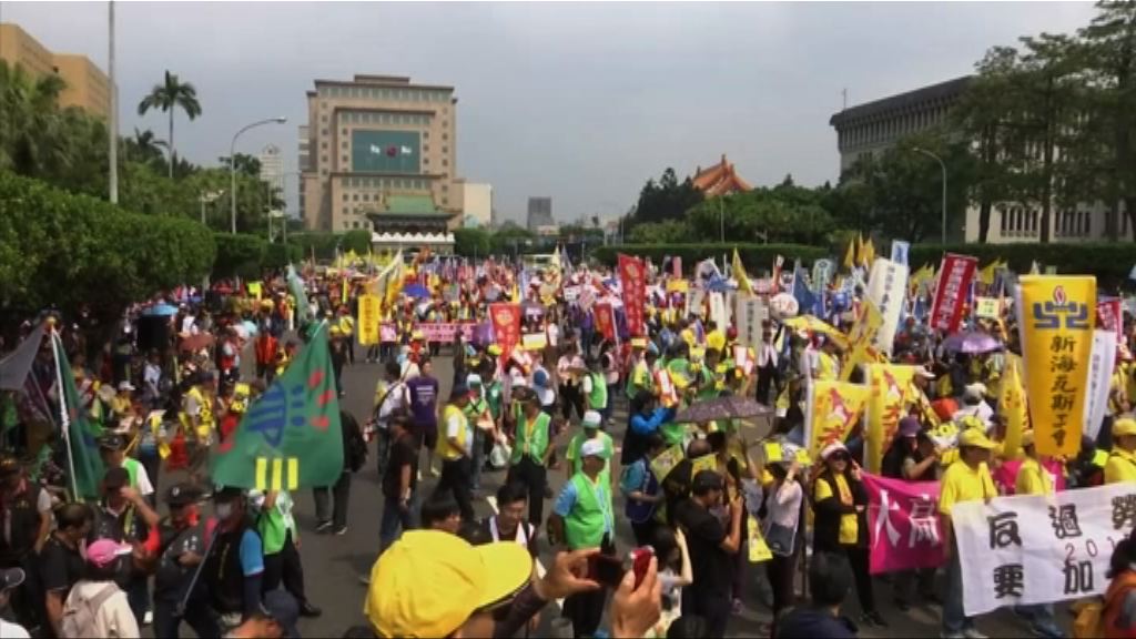 台灣逾萬人遊行反勞基法促加薪
