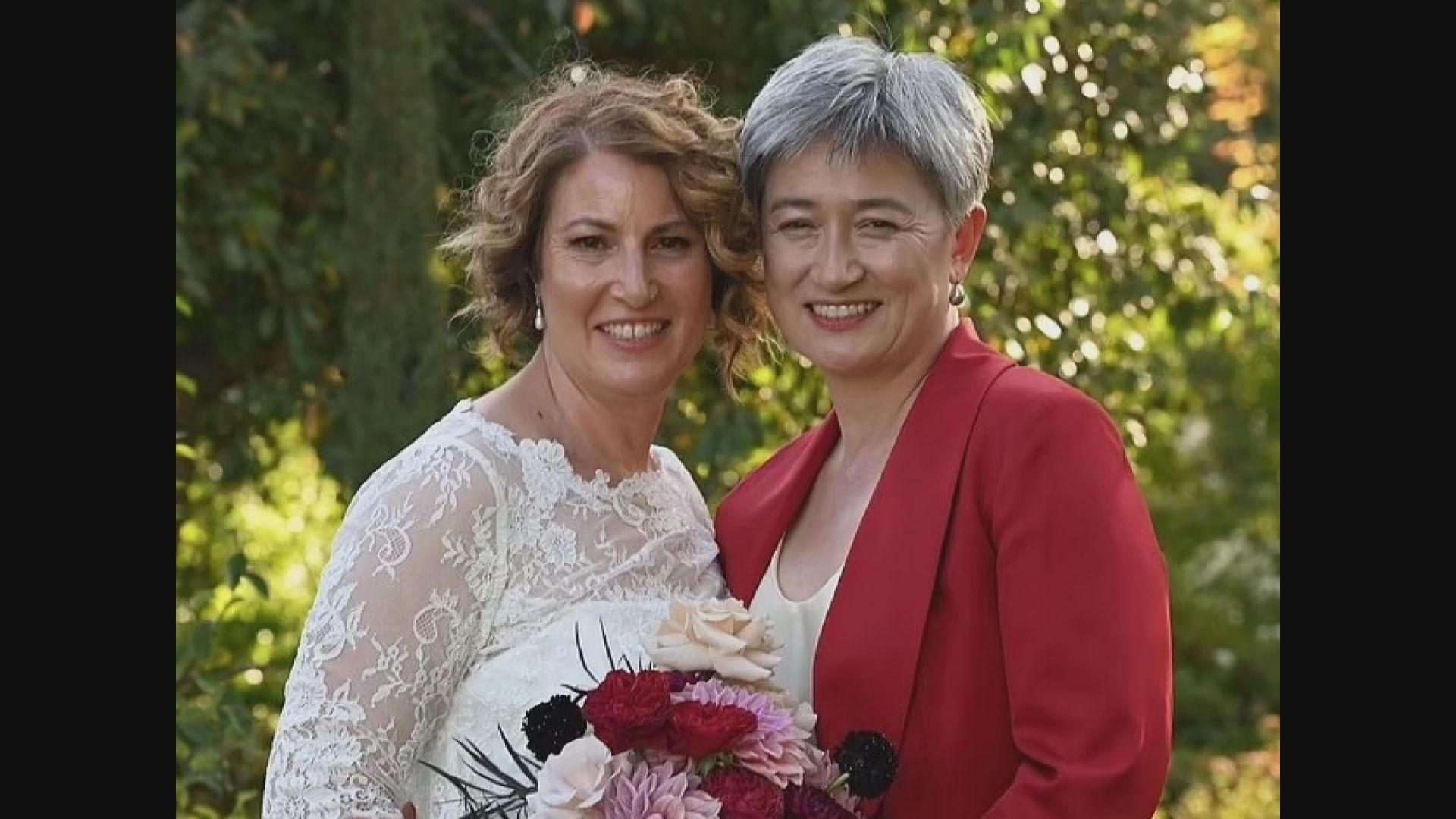 澳洲外長黃英賢與相伴近20年的同性伴侶完婚