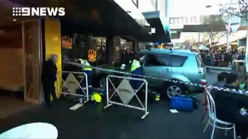 澳洲悉尼私家車衝上行人路多人傷