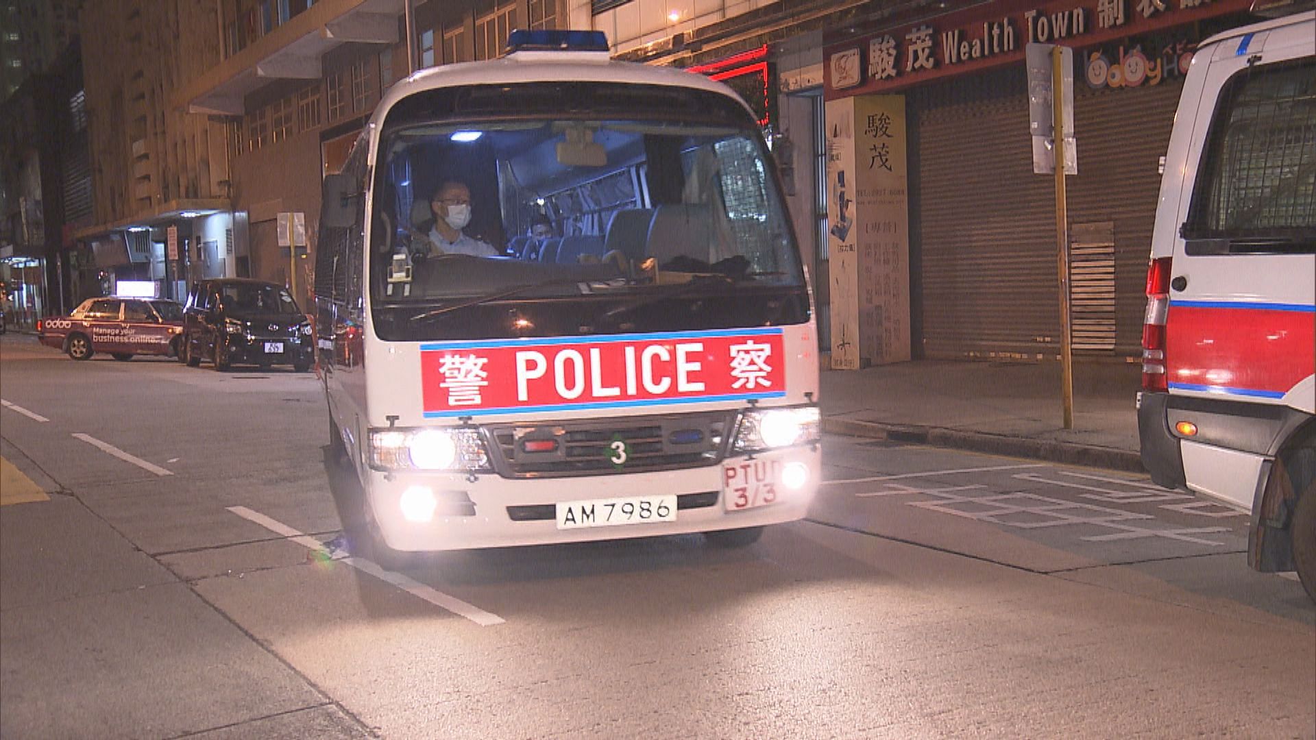 警方凌晨在新蒲崗破獲無牌酒吧　拘捕十二人