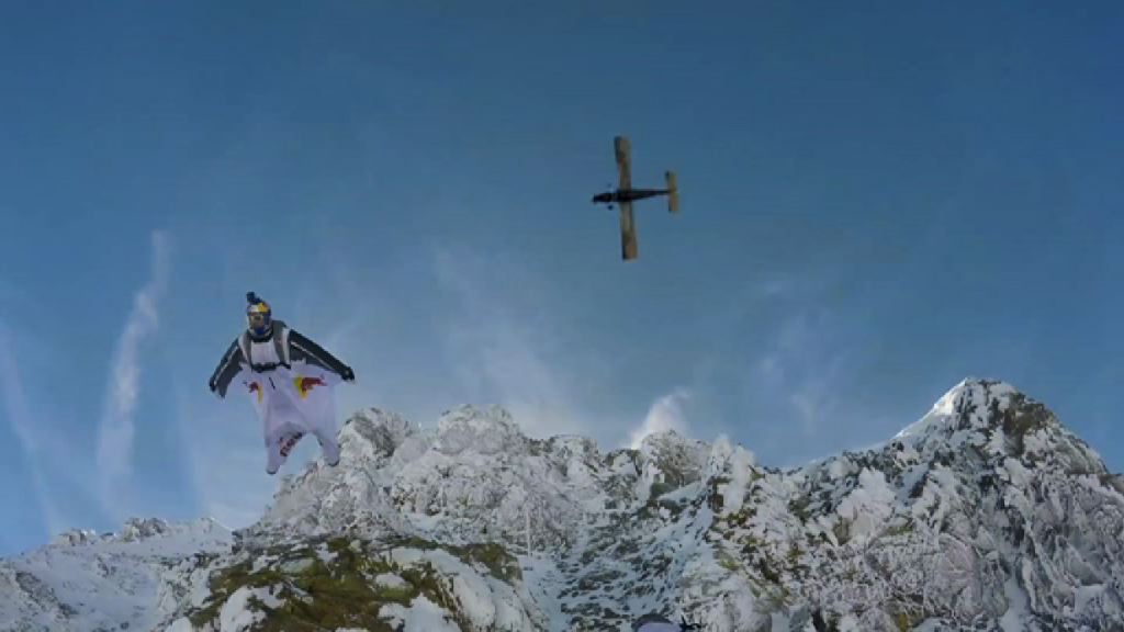 法國極限運動員挑戰定點跳傘向前人致敬