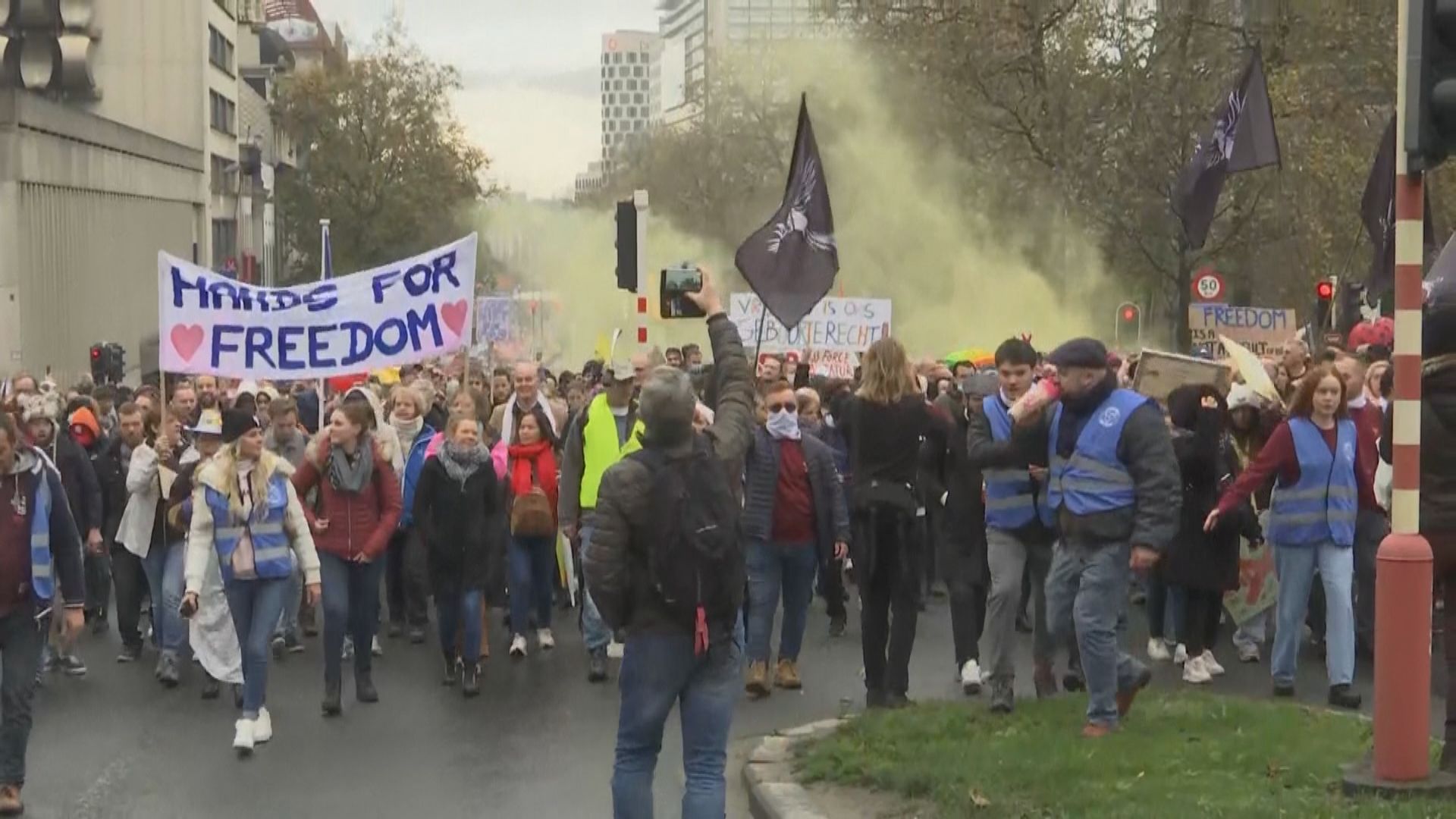 比利時民眾遊行反對收緊防疫措施
