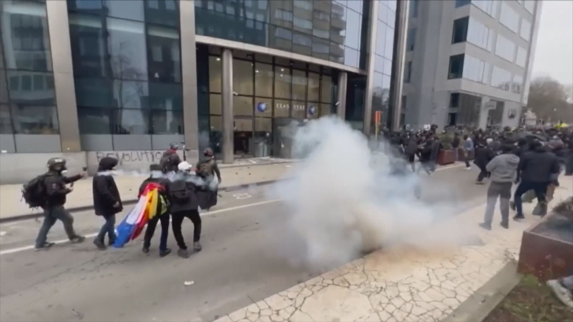 比利時反防疫示威引發衝突　多人被捕