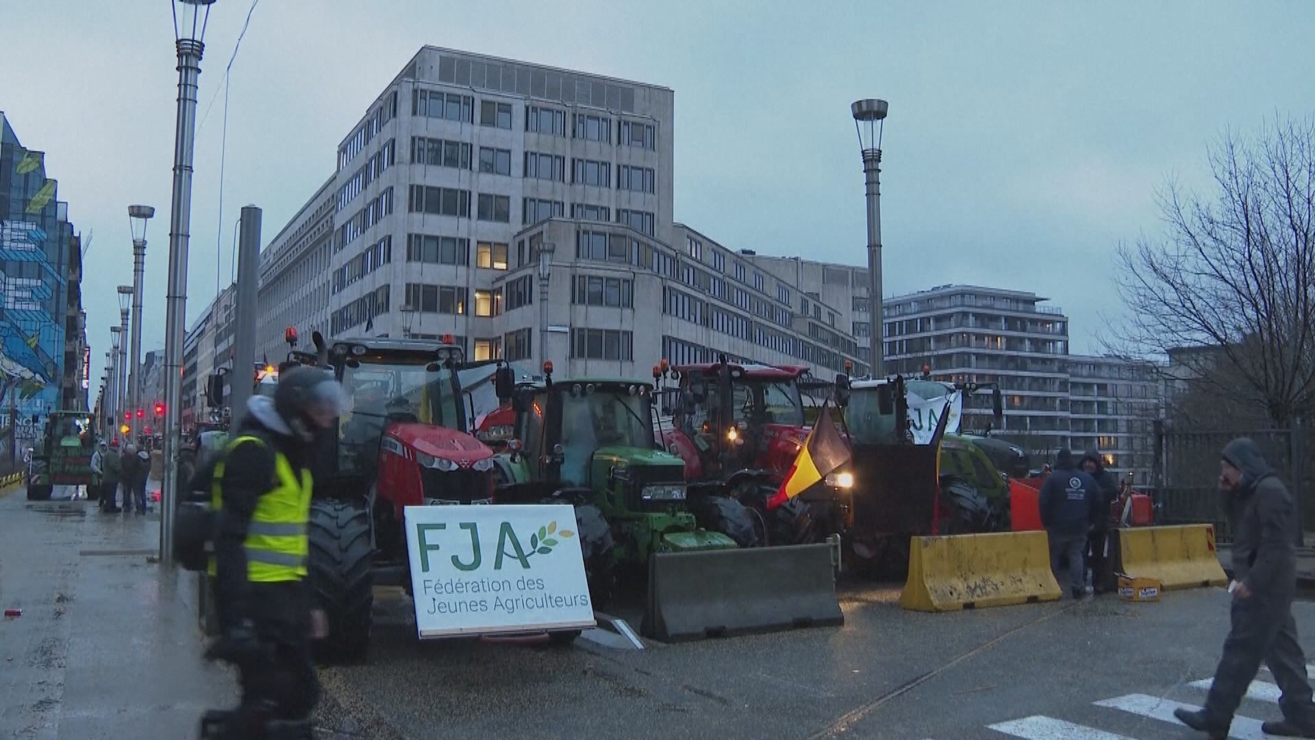 大批農民趁歐盟農業部長開會堵路抗議 警方發射水炮