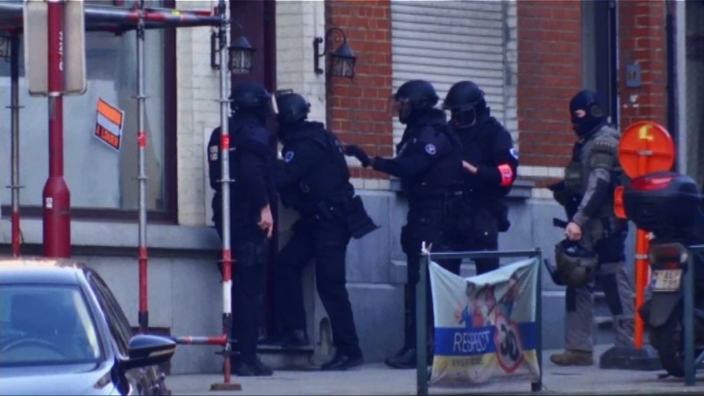 比利時布魯塞爾警方追捕持槍疑犯