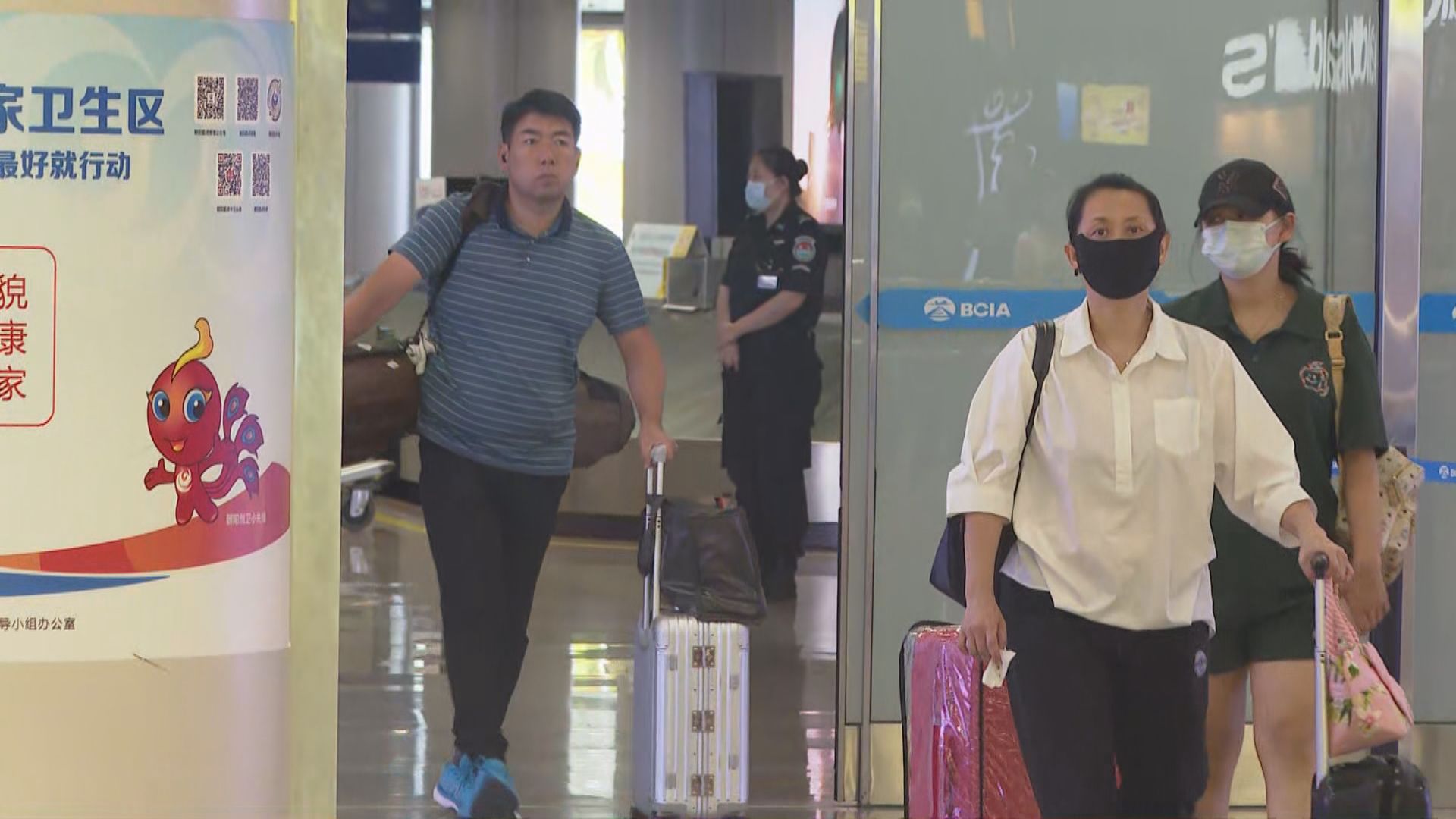 乘搭首班C919的乘客抵達北京機場