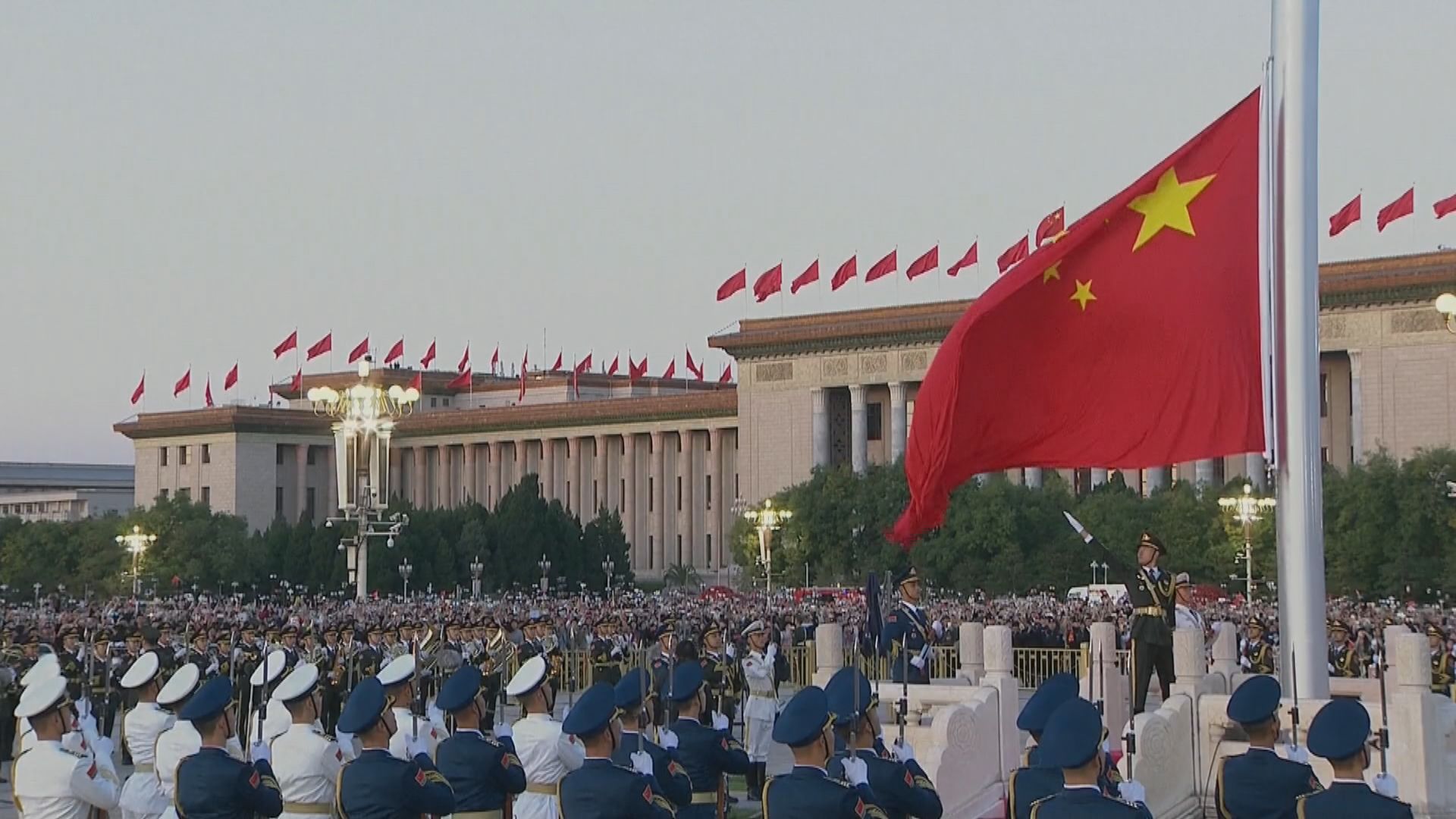 北京天安門廣場舉行國慶升旗儀式