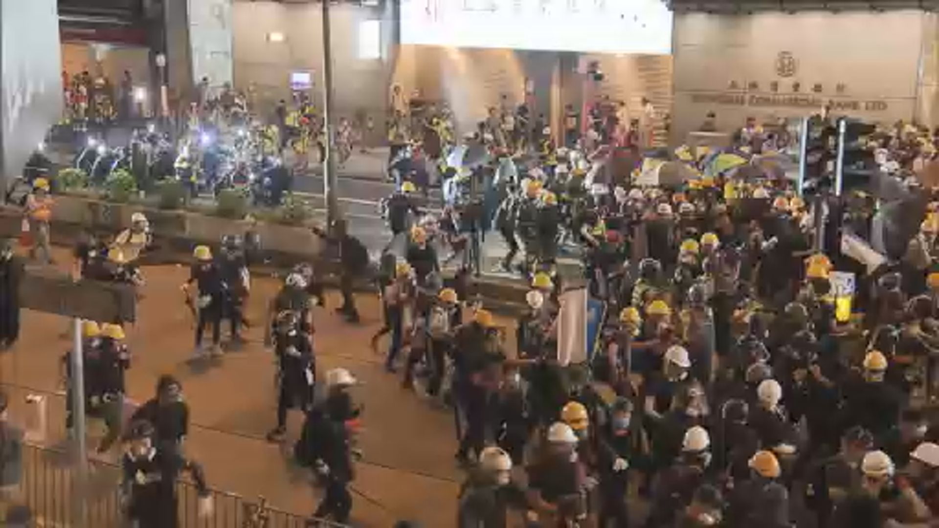 港澳辦：暴力示威者喪心病狂　須毫不手軟打擊
