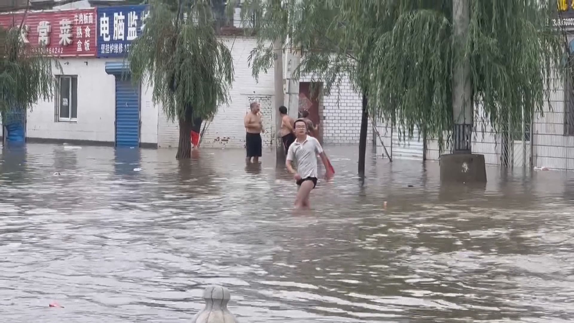 北京房山竇店部分村落未水退 挖泥車接載村民出入