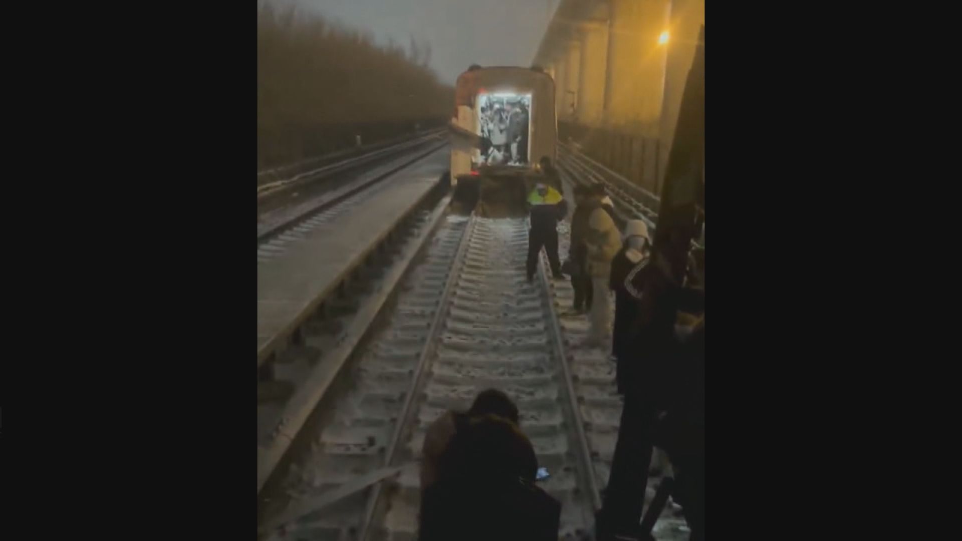 北京地鐵昌平綫有列車行駛期間車廂分離 至少30多人受傷