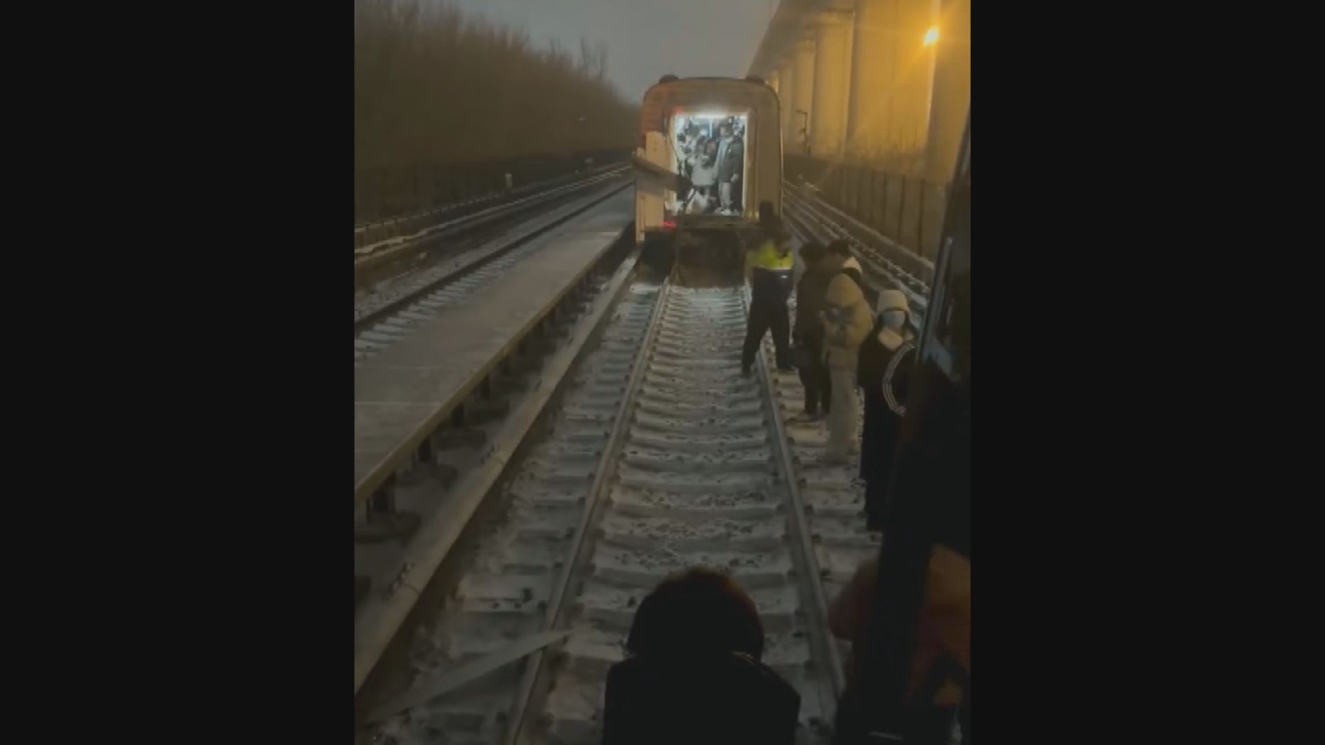 北京地鐵昌平綫列車事故逾百人骨折 初步調查指雪天影響列車制動致相撞