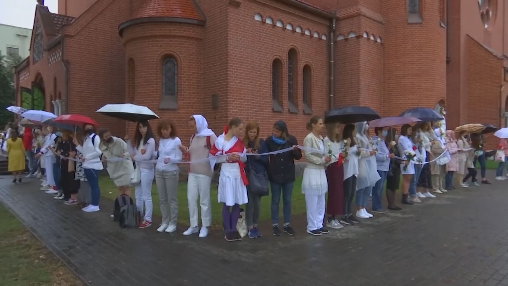 白俄羅斯婦女組人鏈抗議警方再鎮壓示威