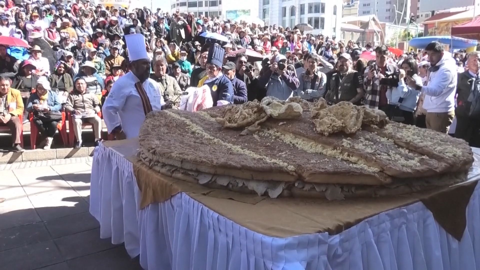 玻利維亞廚師製作380公斤巨型三文治 挑戰世界紀錄