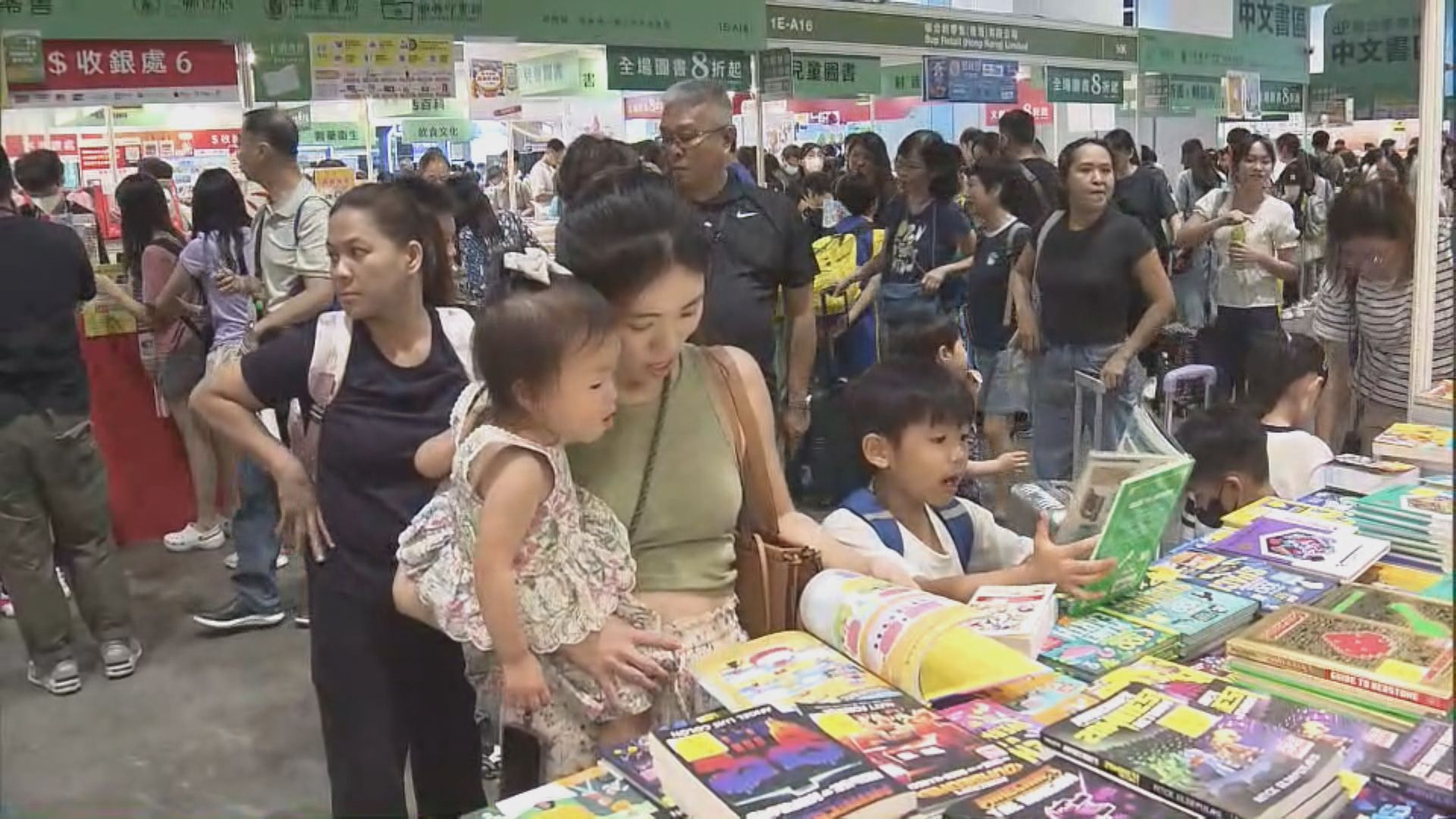 書展第二日　有書商擔心颱風周末來襲影響生意