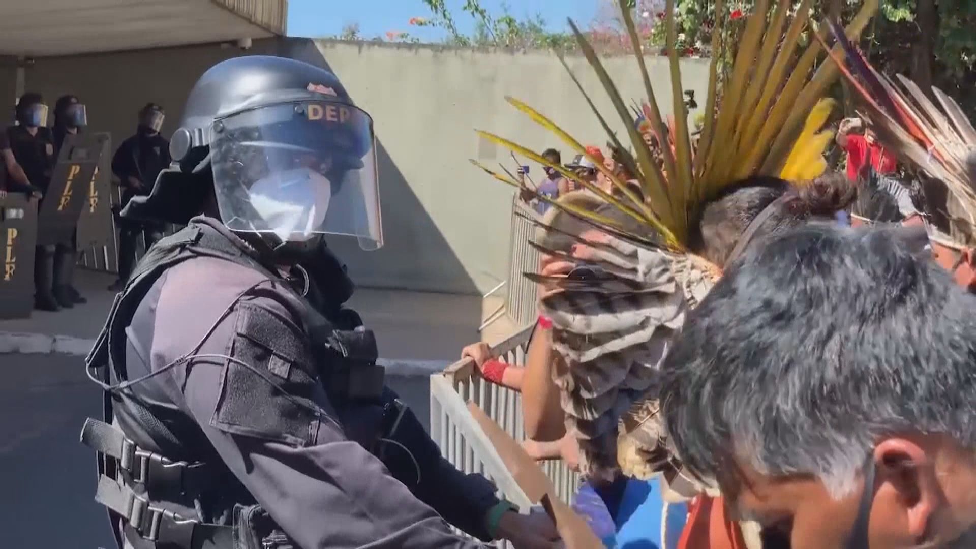 巴西原住民抗議威脅部落生態議案　與警方爆發衝突