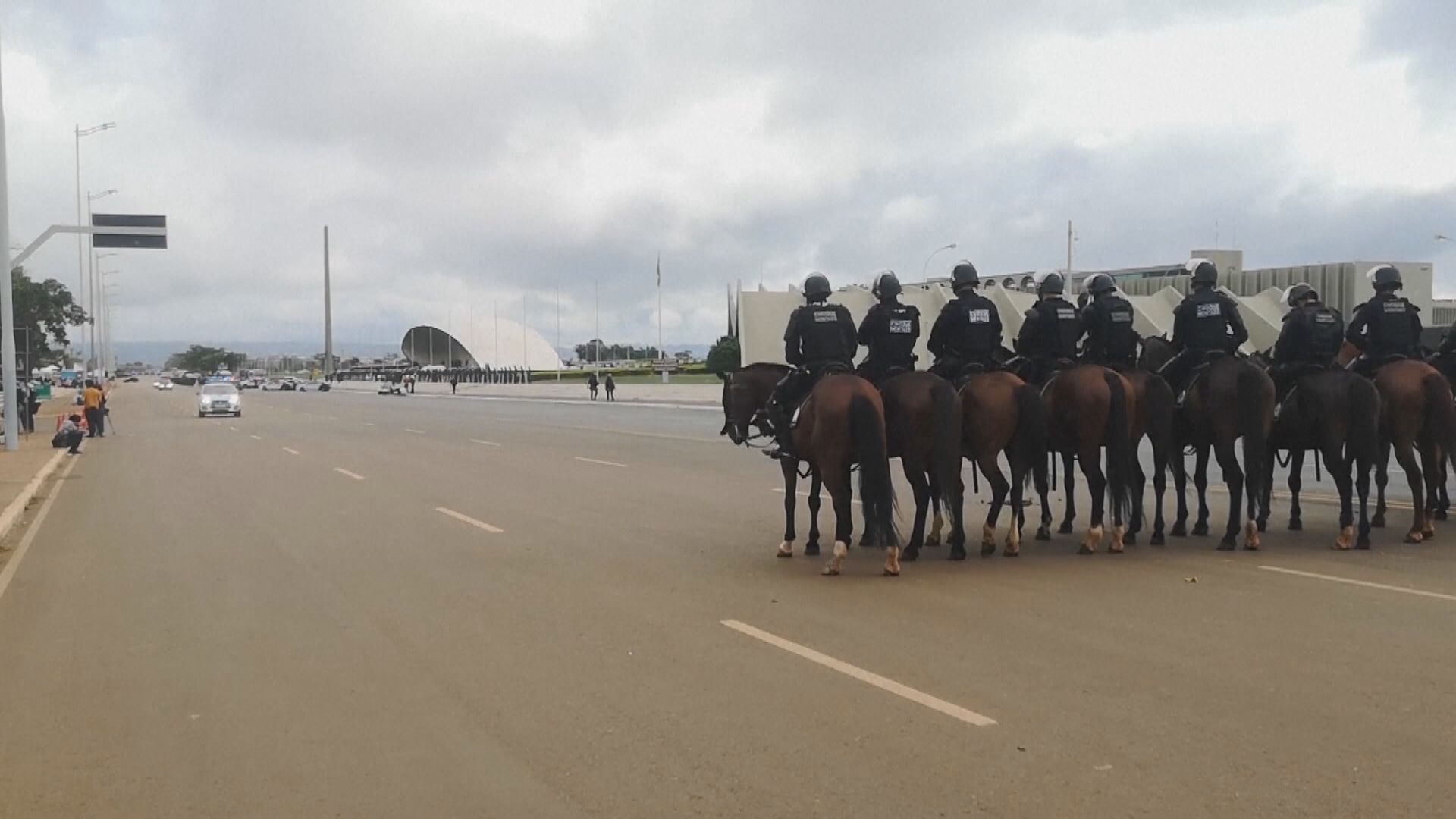巴西警方於軍隊總部外驅散博索納羅支持者