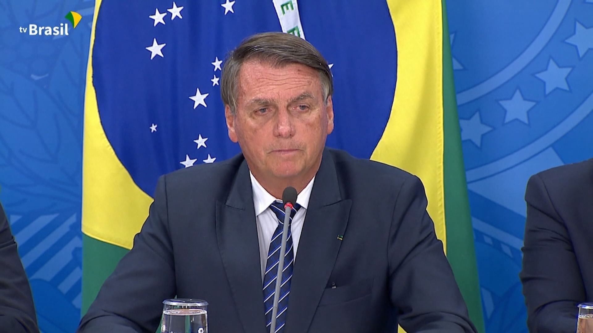 巴西總統博索納羅據報已出國　或避親自交權力予盧拉